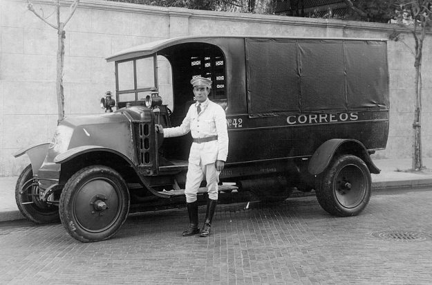 1024px-Buenos_Aires_-_Empleado_y_automóvil_del_Correo